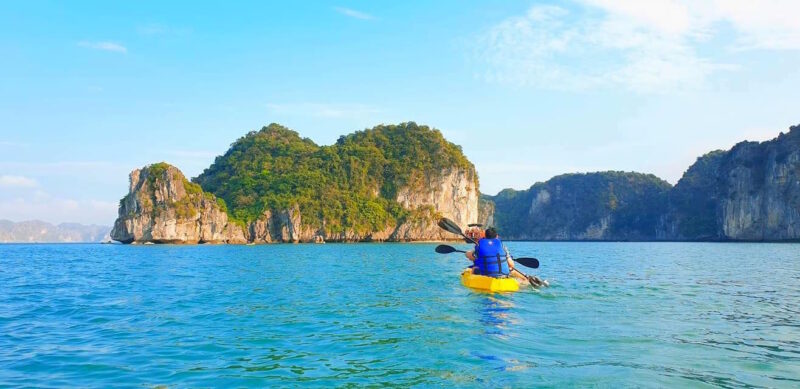 Chèo Kayak vịnh Lan Hạ